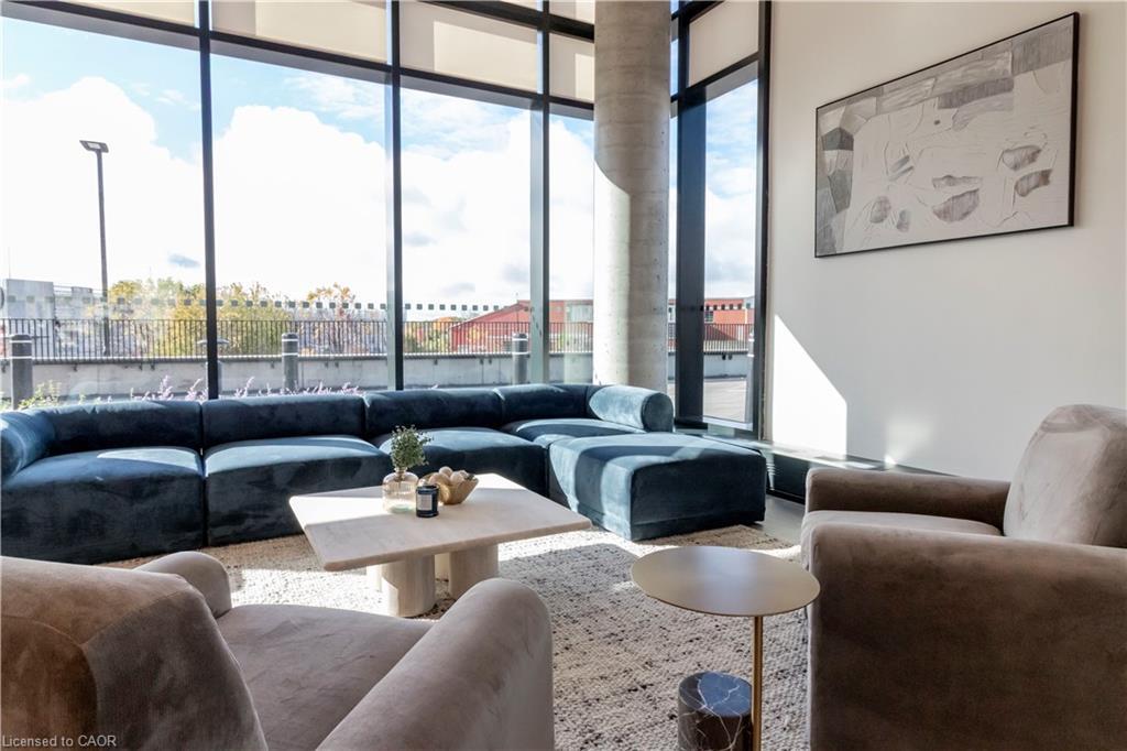 2114-25 Wellington Street S, Kitchener, ON - Indoor Photo Showing Living Room