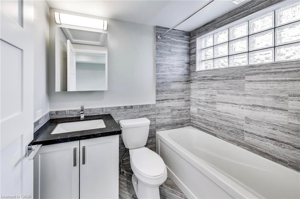 202-347 Charlton Avenue W, Hamilton, ON - Indoor Photo Showing Bathroom