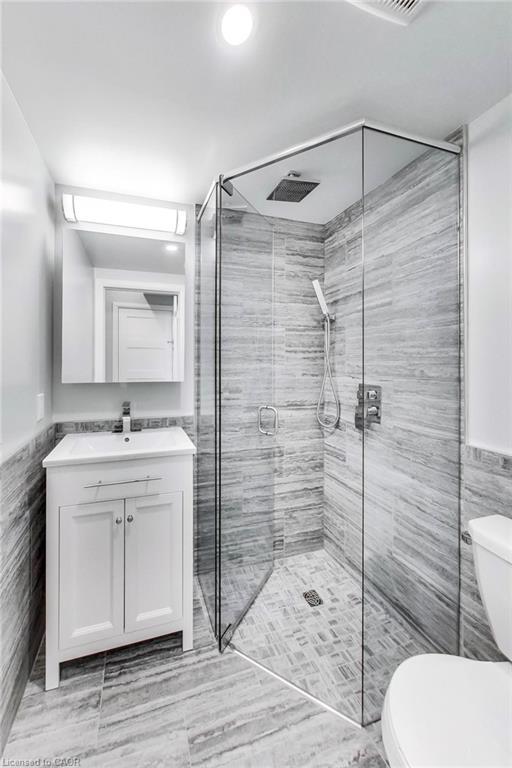 202-347 Charlton Avenue W, Hamilton, ON - Indoor Photo Showing Bathroom