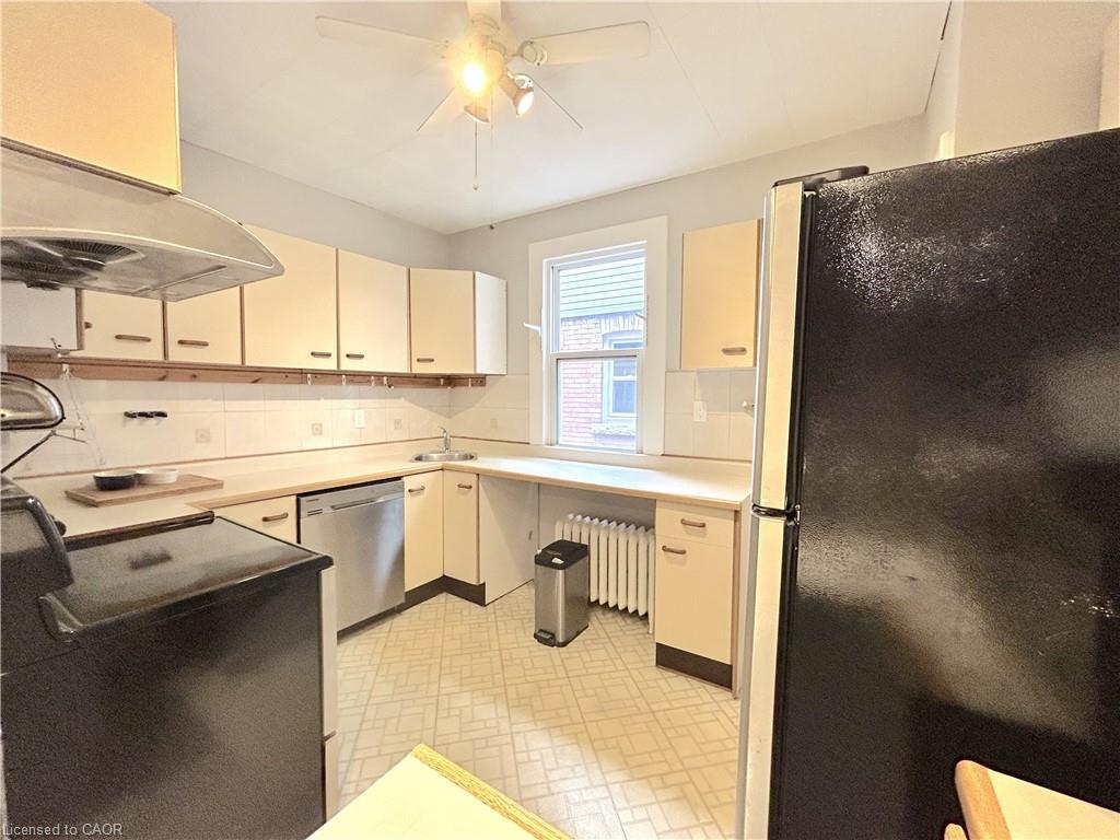 1-24 Burris Street, Hamilton, ON - Indoor Photo Showing Kitchen
