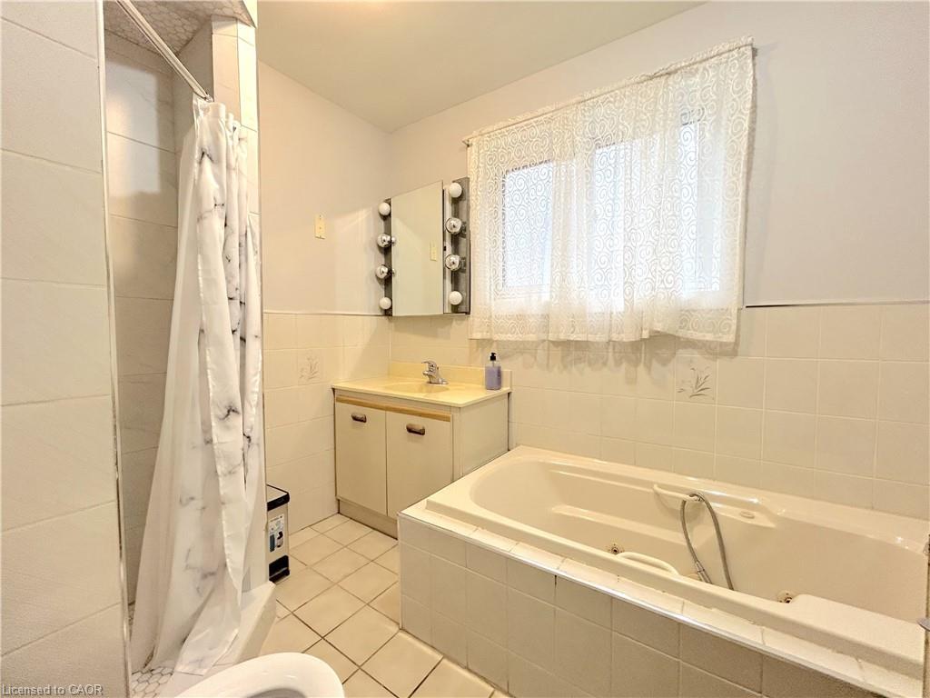 1-24 Burris Street, Hamilton, ON - Indoor Photo Showing Bathroom
