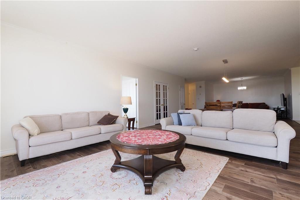 701-255 Keats Way, Waterloo, ON - Indoor Photo Showing Living Room