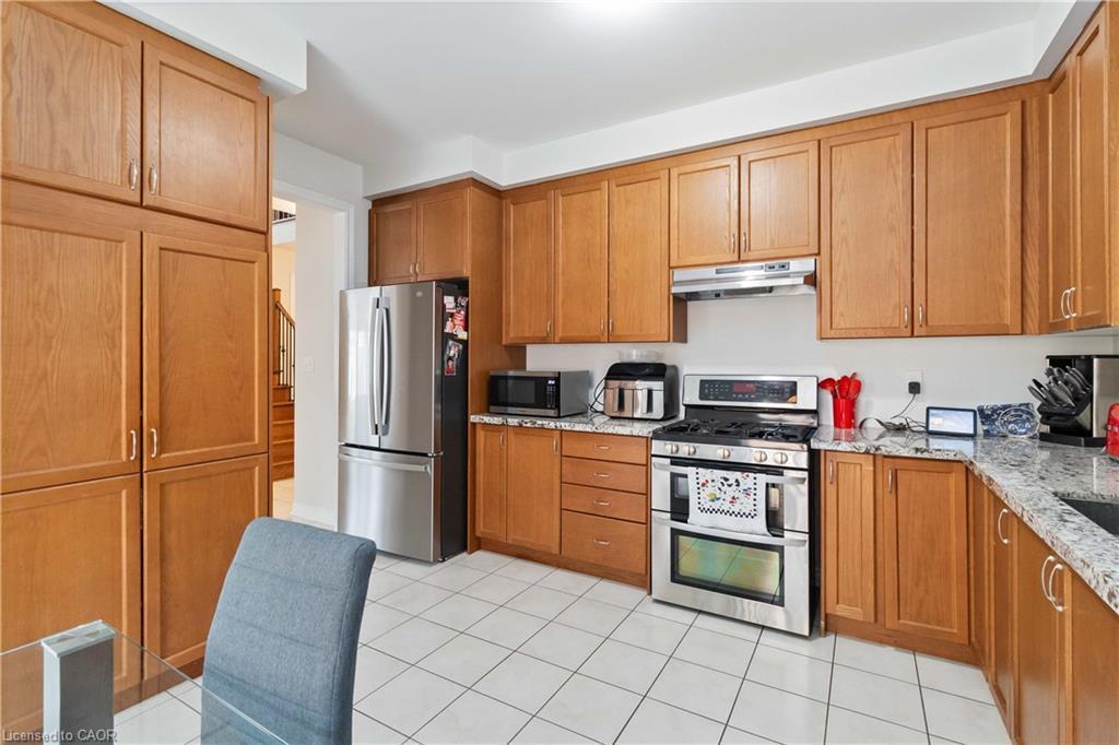 573 Gardenbrook Avenue, Oakville, ON - Indoor Photo Showing Kitchen