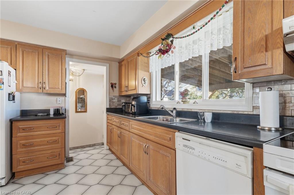 337 Mcneilly Road, Stoney Creek, ON - Indoor Photo Showing Kitchen With Double Sink