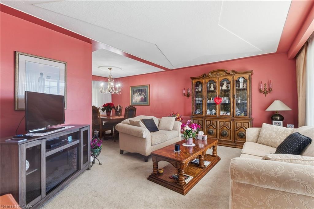 337 Mcneilly Road, Stoney Creek, ON - Indoor Photo Showing Living Room