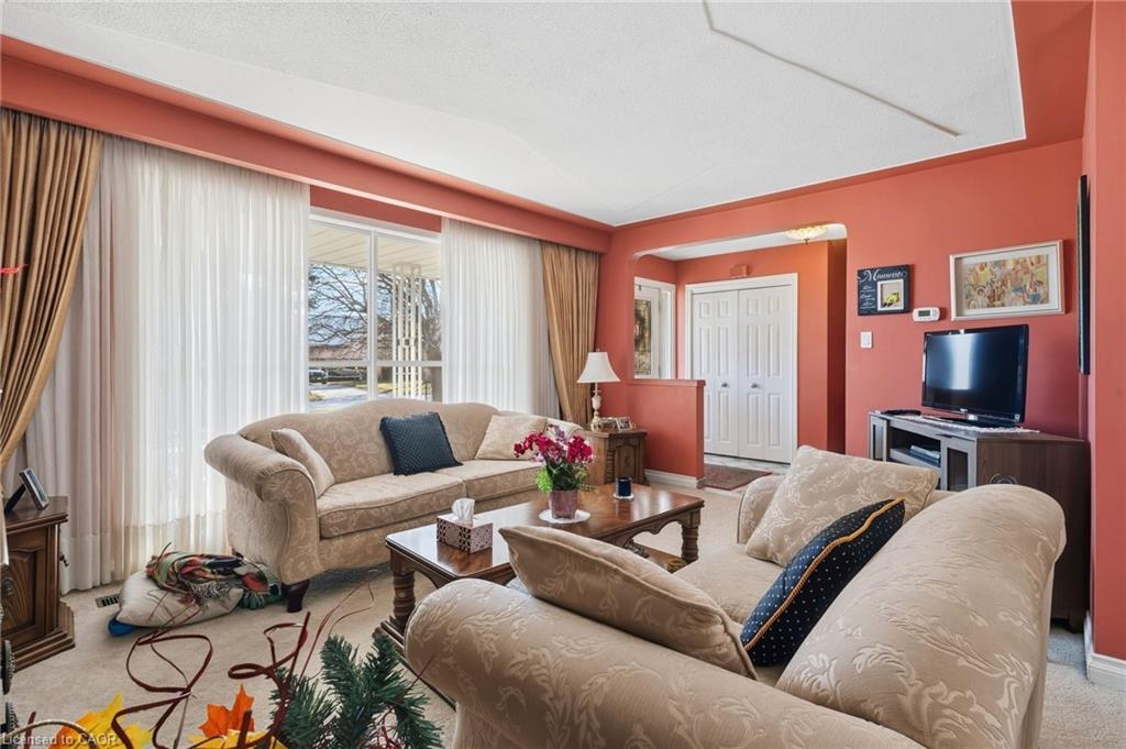 337 Mcneilly Road, Stoney Creek, ON - Indoor Photo Showing Living Room