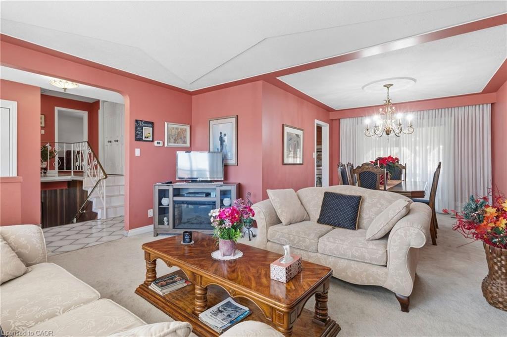 337 Mcneilly Road, Stoney Creek, ON - Indoor Photo Showing Living Room
