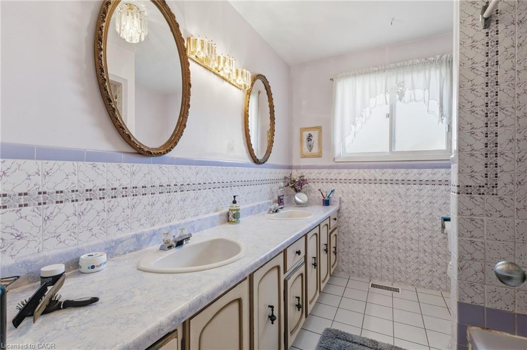 337 Mcneilly Road, Stoney Creek, ON - Indoor Photo Showing Bathroom
