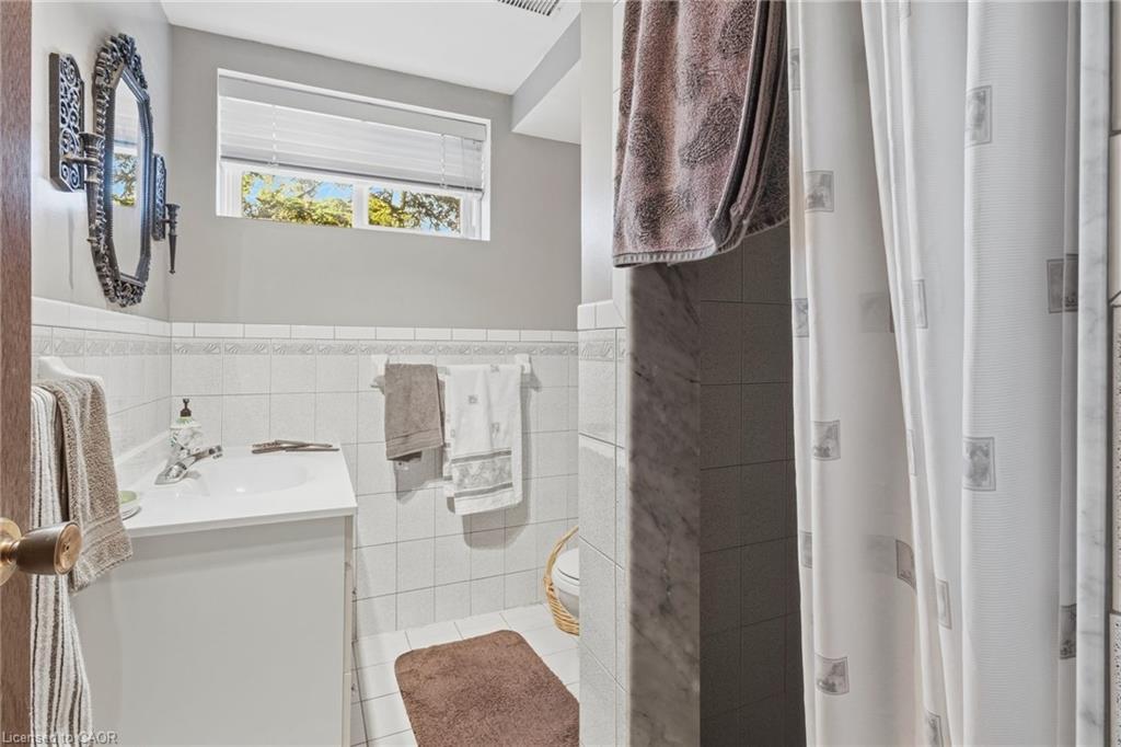 337 Mcneilly Road, Stoney Creek, ON - Indoor Photo Showing Bathroom