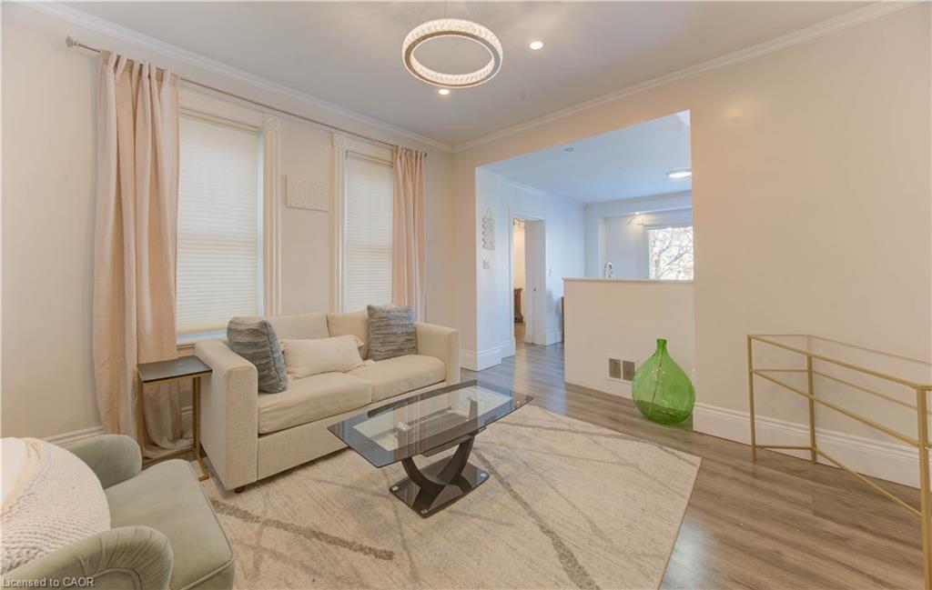 88 Wellington Street N, Kitchener, ON - Indoor Photo Showing Living Room