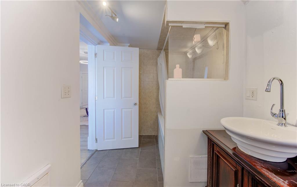 88 Wellington Street N, Kitchener, ON - Indoor Photo Showing Bathroom