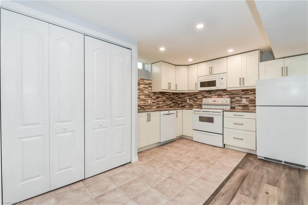 Lower-128 Carlyle Drive, Kitchener, ON - Indoor Photo Showing Kitchen