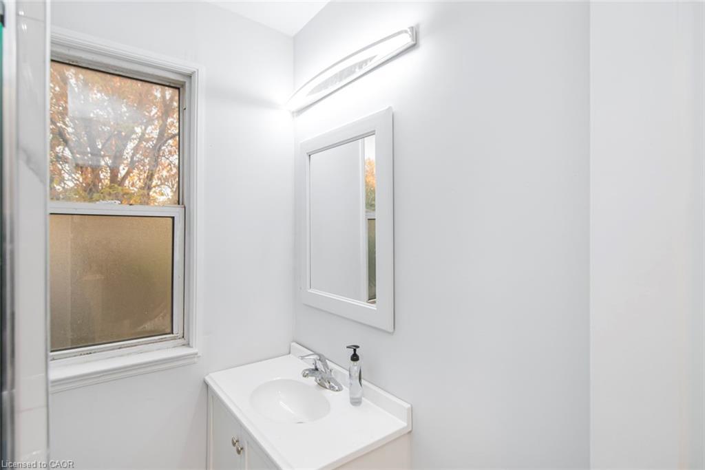 8 Leeds Street, Hamilton, ON - Indoor Photo Showing Bathroom