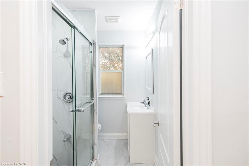 8 Leeds Street, Hamilton, ON - Indoor Photo Showing Bathroom