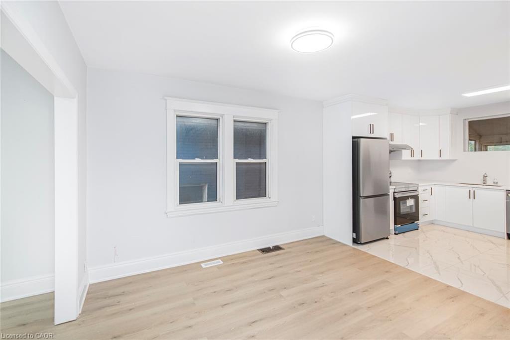 8 Leeds Street, Hamilton, ON - Indoor Photo Showing Kitchen