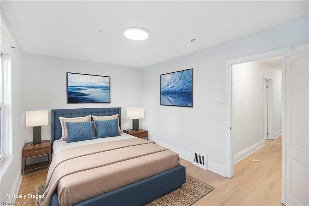 8 Leeds Street, Hamilton, ON - Indoor Photo Showing Bedroom