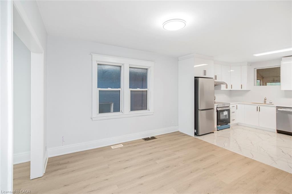 8 Leeds Street, Hamilton, ON - Indoor Photo Showing Kitchen