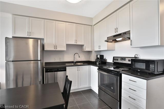 513-2486 Old Bronte Road, Oakville, ON - Indoor Photo Showing Kitchen With Stainless Steel Kitchen With Double Sink