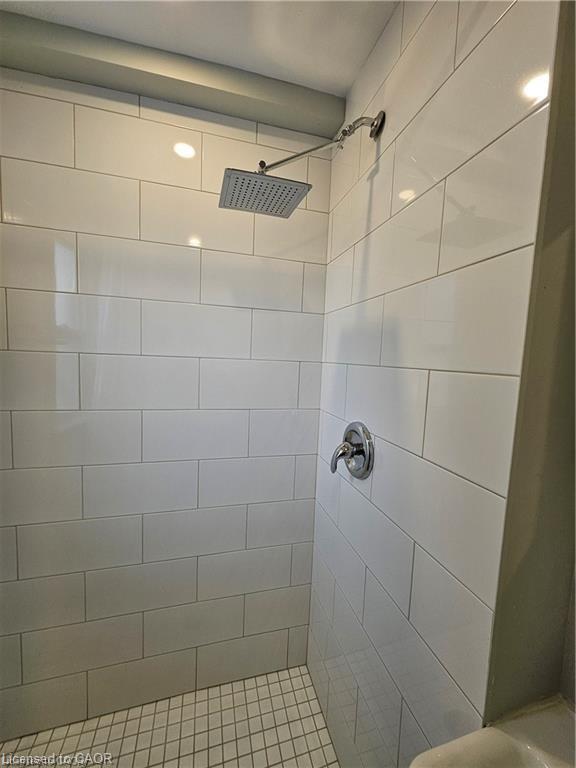 40 Concord Avenue, Hamilton, ON - Indoor Photo Showing Bathroom