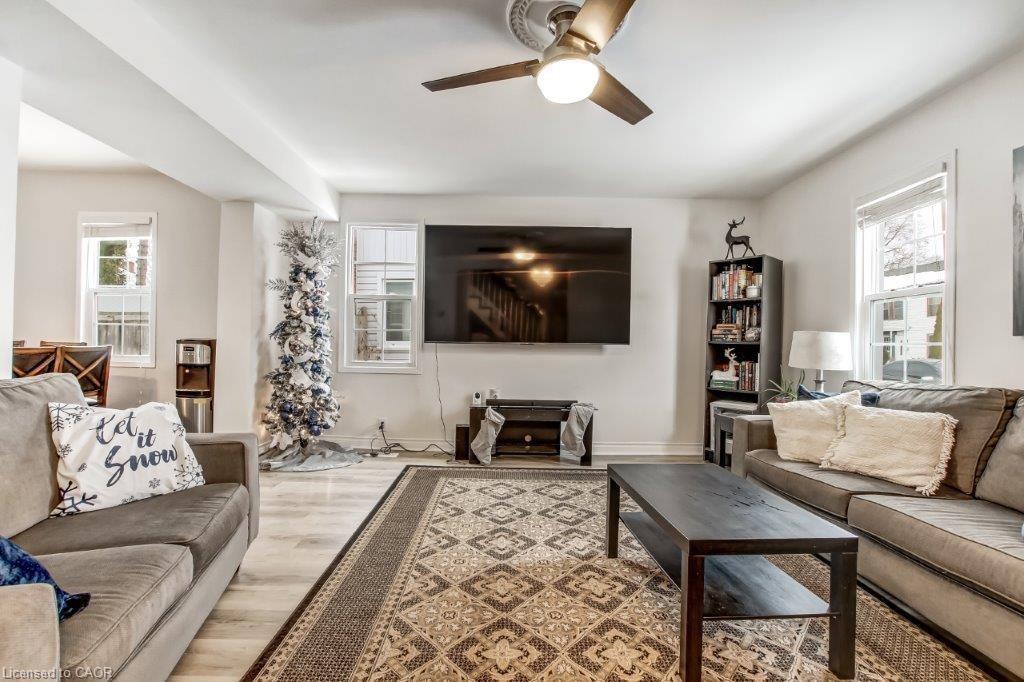 16 King Lane, Simcoe, ON - Indoor Photo Showing Living Room