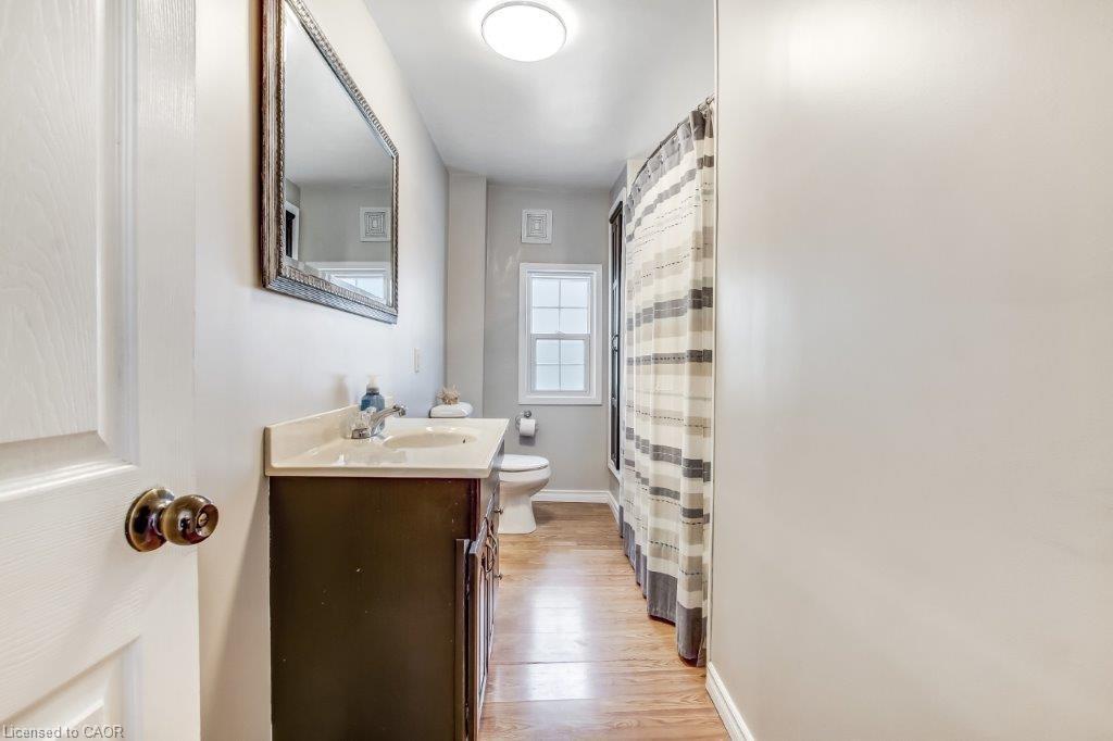 16 King Lane, Simcoe, ON - Indoor Photo Showing Bathroom
