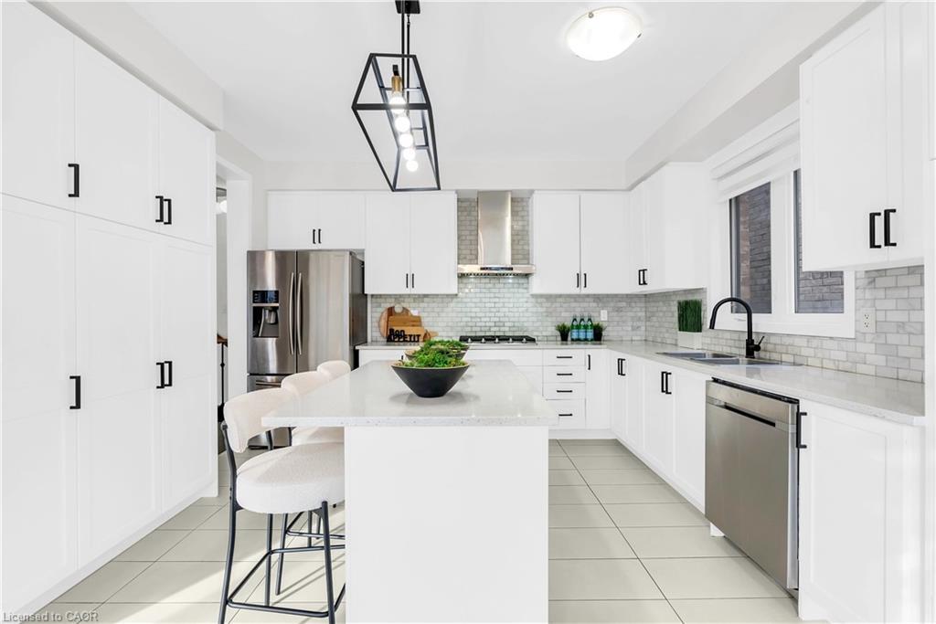 35 Bedrock Drive, Stoney Creek, ON - Indoor Photo Showing Kitchen With Stainless Steel Kitchen With Double Sink With Upgraded Kitchen