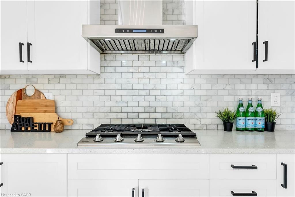 35 Bedrock Drive, Stoney Creek, ON - Indoor Photo Showing Kitchen With Upgraded Kitchen