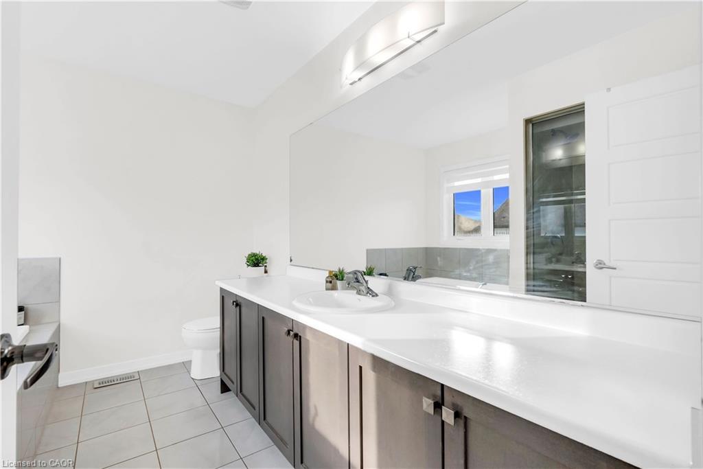35 Bedrock Drive, Stoney Creek, ON - Indoor Photo Showing Bathroom