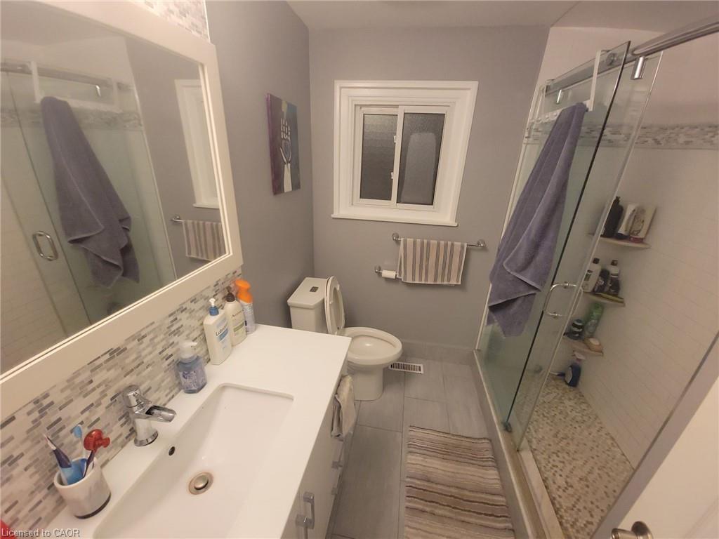 5486 Hixon Avenue, Burlington, ON - Indoor Photo Showing Bathroom