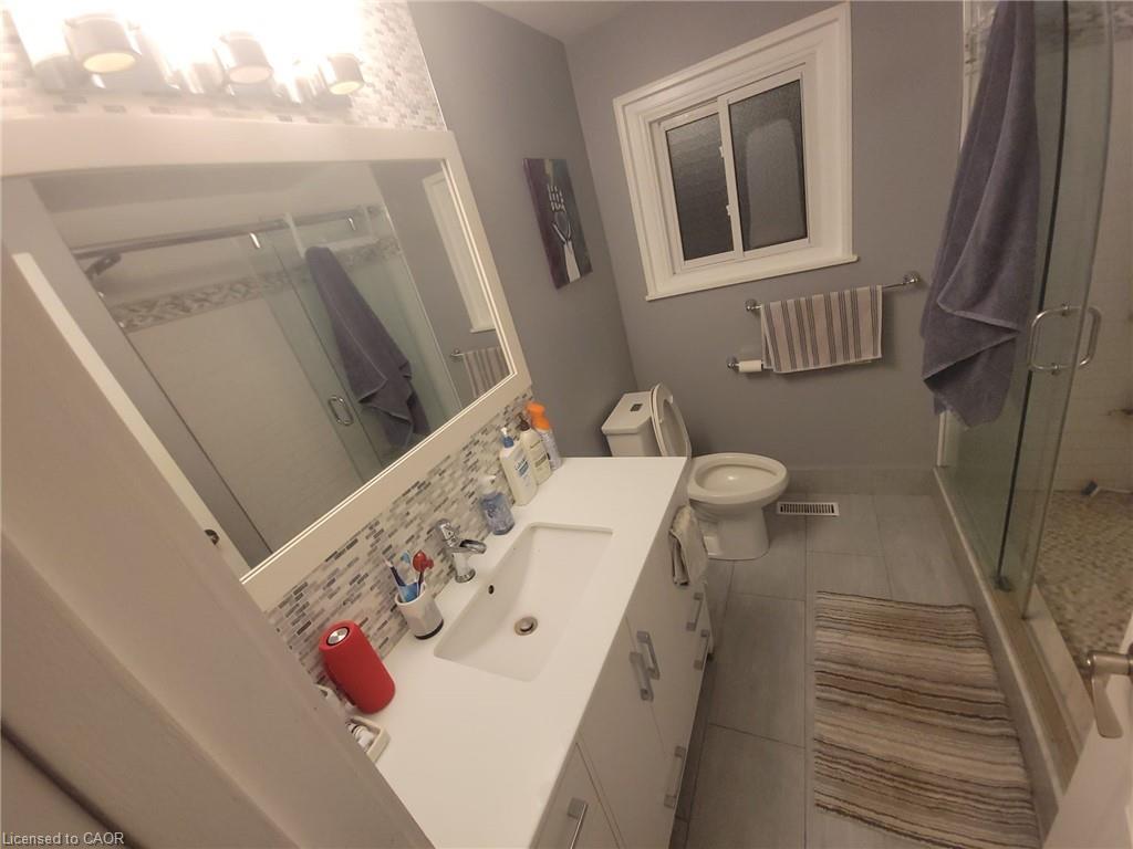 5486 Hixon Avenue, Burlington, ON - Indoor Photo Showing Bathroom