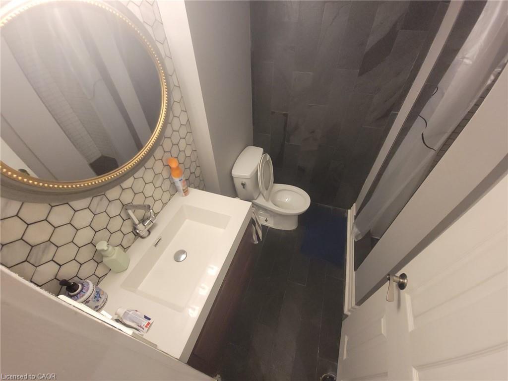 5486 Hixon Avenue, Burlington, ON - Indoor Photo Showing Bathroom