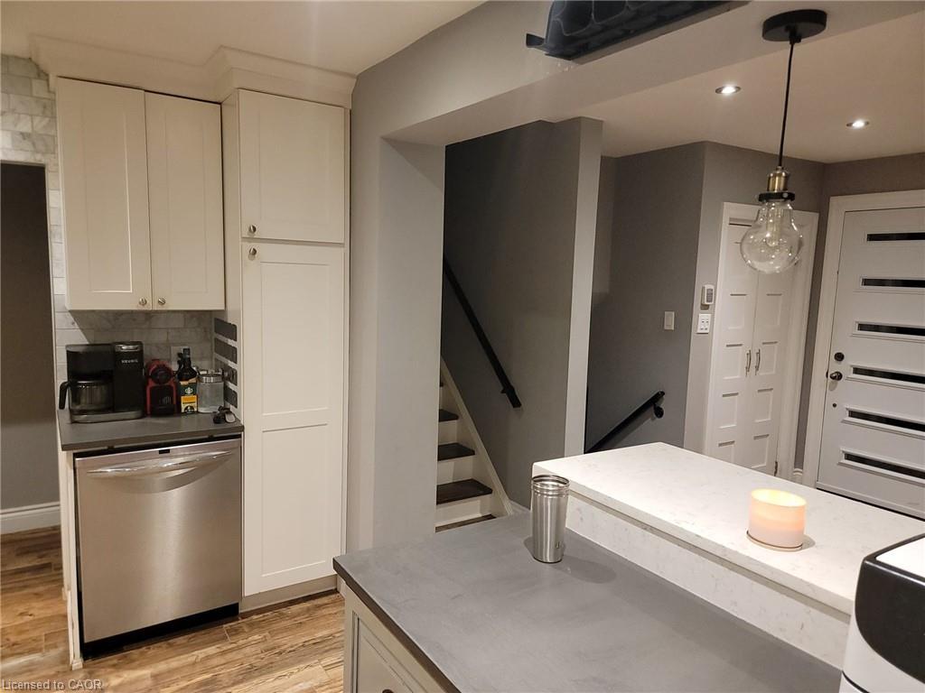 5486 Hixon Avenue, Burlington, ON - Indoor Photo Showing Kitchen