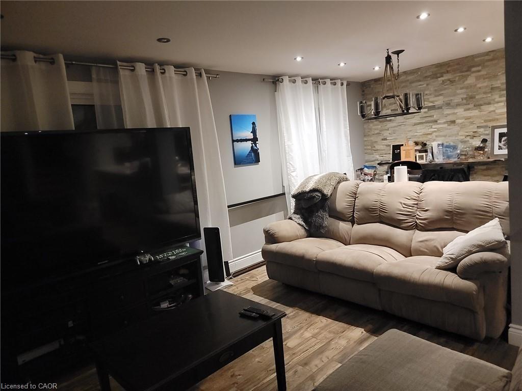 5486 Hixon Avenue, Burlington, ON - Indoor Photo Showing Living Room