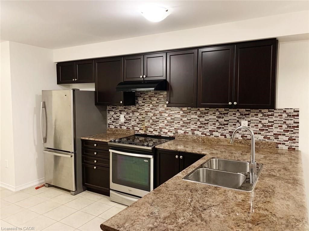 18 Longboat Run W, Brantford, ON - Indoor Photo Showing Kitchen With Double Sink With Upgraded Kitchen