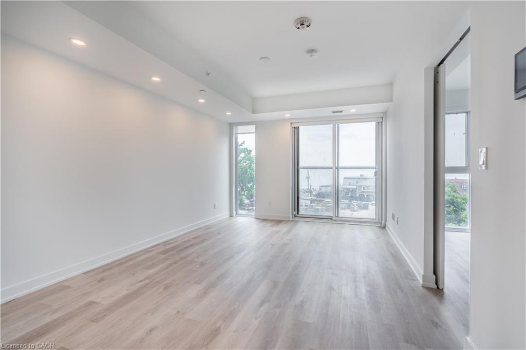 309-370 Martha Street, Burlington, ON - Indoor Photo Showing Other Room