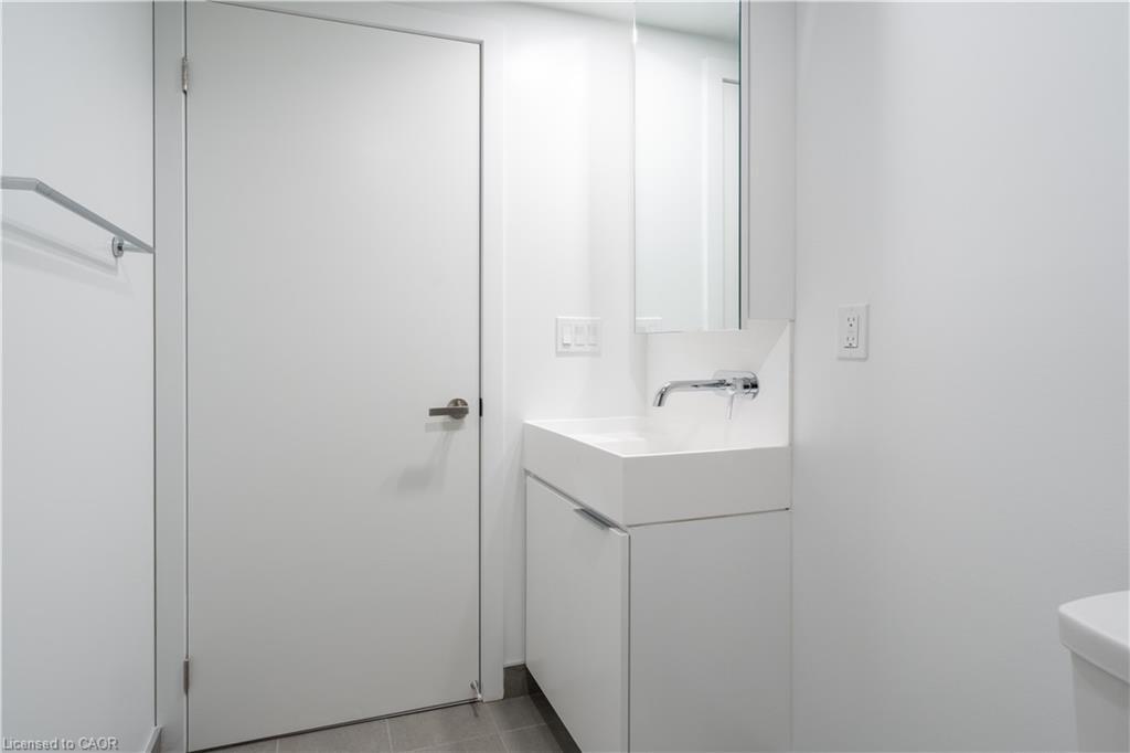 309-370 Martha Street, Burlington, ON - Indoor Photo Showing Bathroom