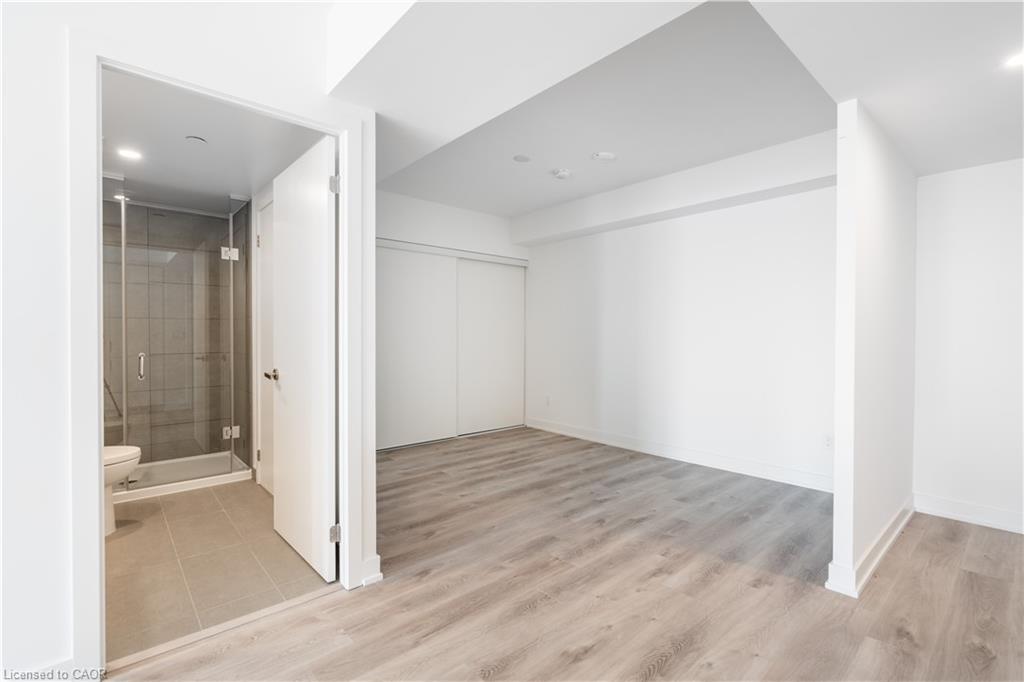 309-370 Martha Street, Burlington, ON - Indoor Photo Showing Other Room