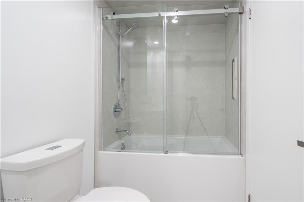 309-370 Martha Street, Burlington, ON - Indoor Photo Showing Bathroom