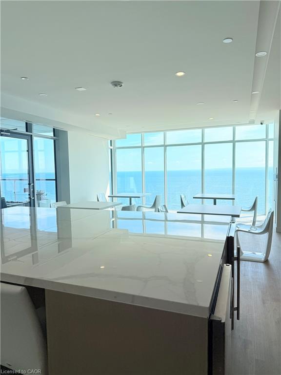 309-370 Martha Street, Burlington, ON - Indoor