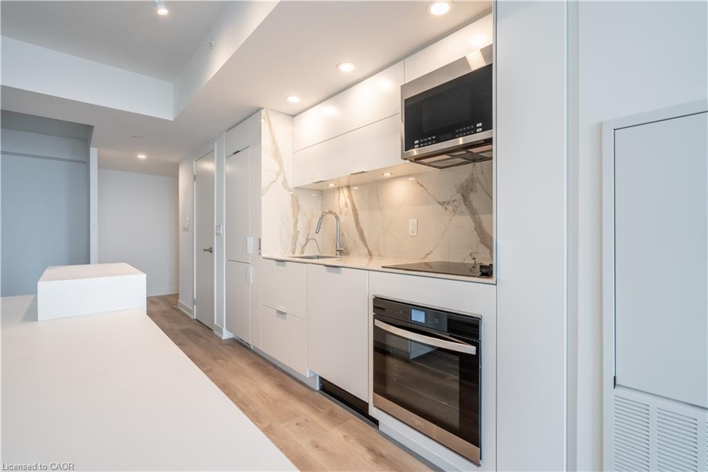 309-370 Martha Street, Burlington, ON - Indoor