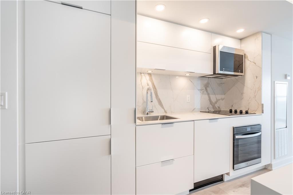 309-370 Martha Street, Burlington, ON - Indoor Photo Showing Kitchen