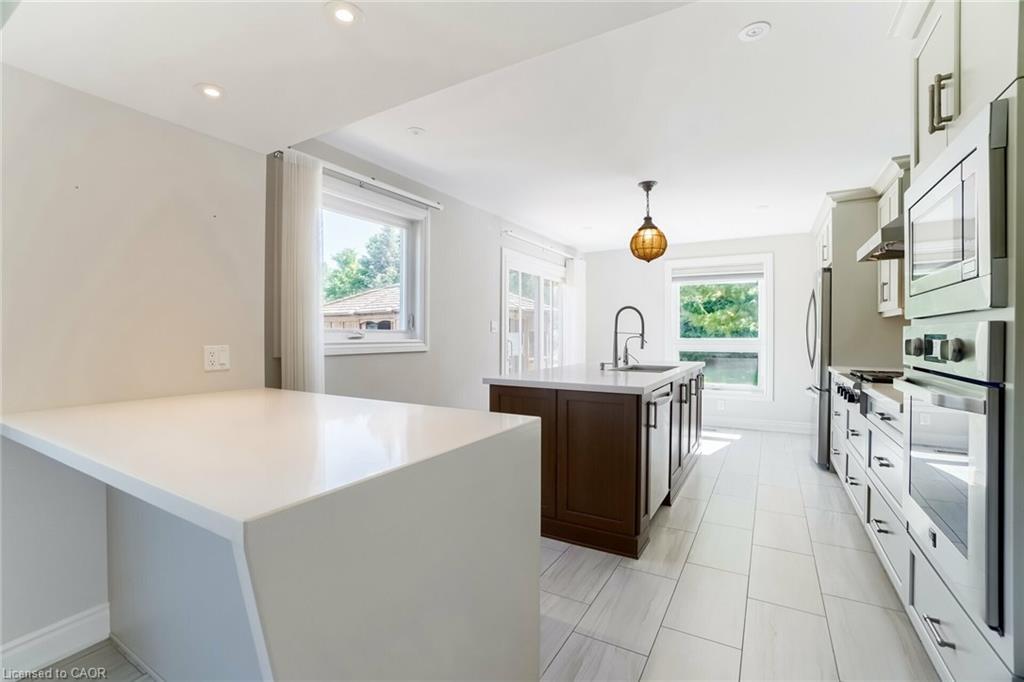 9 Elite Road, Caledon, ON - Indoor Photo Showing Kitchen With Upgraded Kitchen