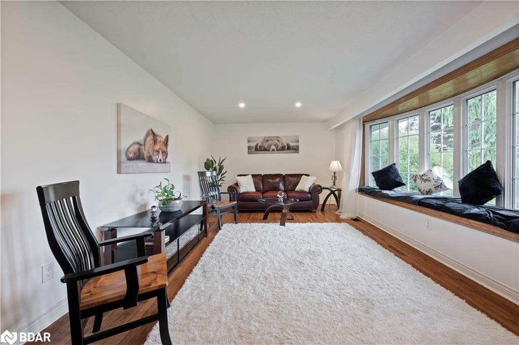 246044 County Rd 16 Road, Mono, ON - Indoor Photo Showing Living Room