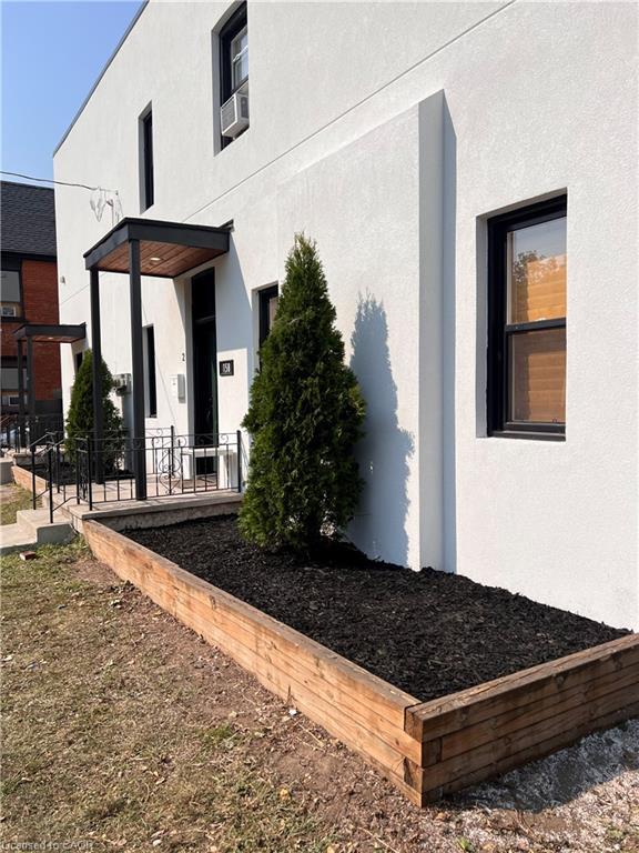2-158 Wellington Street S, Hamilton, ON - Outdoor