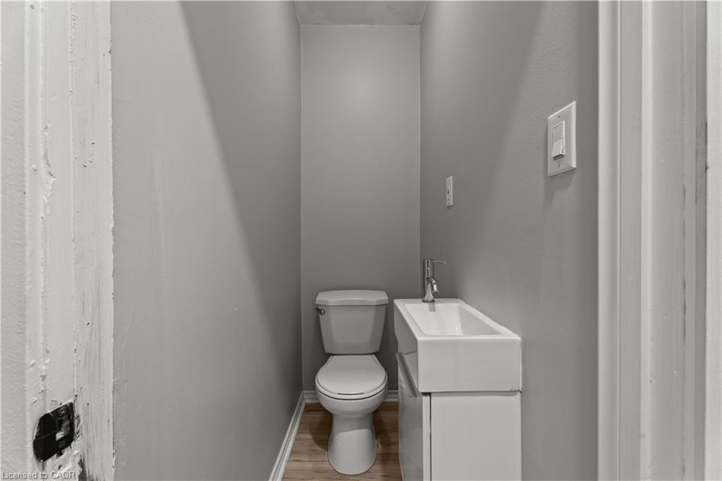 88 Gage Avenue S, Hamilton, ON - Indoor Photo Showing Bathroom