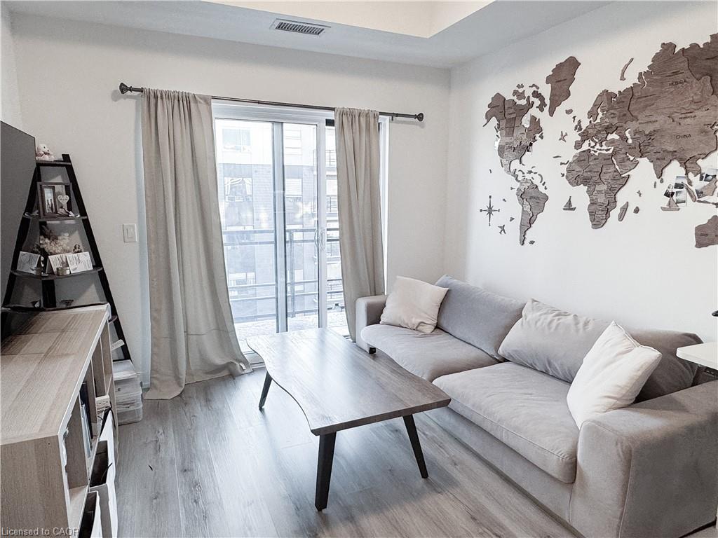 504-251 Northfield Drive E, Waterloo, ON - Indoor Photo Showing Living Room