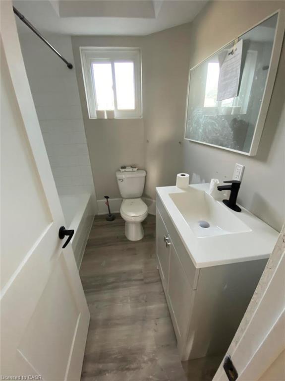 193 Balmoral Avenue N, Hamilton, ON - Indoor Photo Showing Bathroom