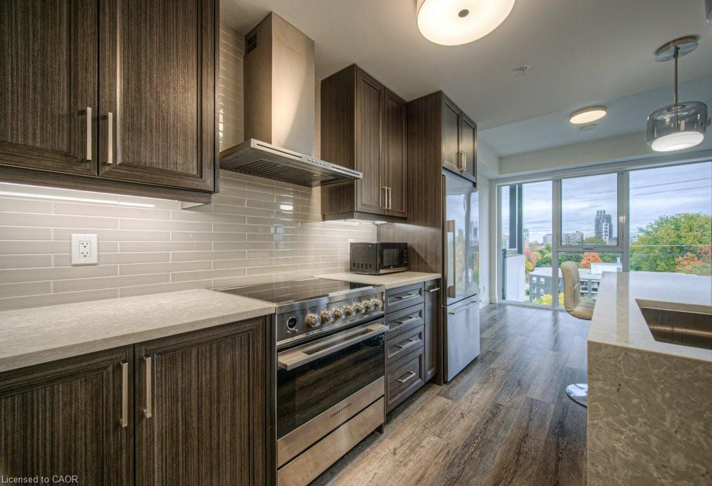 705-500 Brock Avenue, Burlington, ON - Indoor Photo Showing Kitchen With Double Sink With Upgraded Kitchen