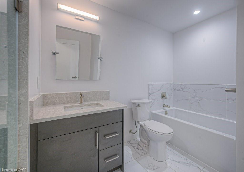 705-500 Brock Avenue, Burlington, ON - Indoor Photo Showing Bathroom