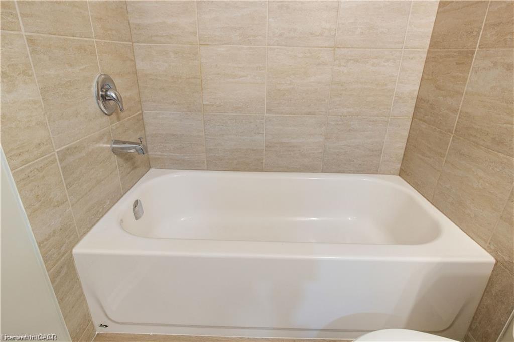 Upper-24 Tara Crescent, Thorold, ON - Indoor Photo Showing Bathroom